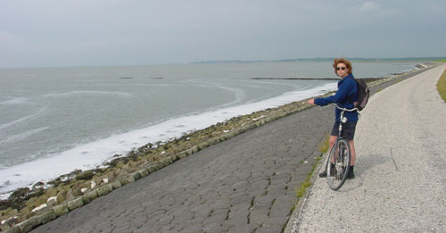 fietsen langs de dijk